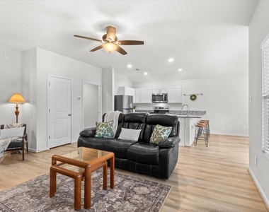 304 Del Monte Drive - Photo Thumbnail 8