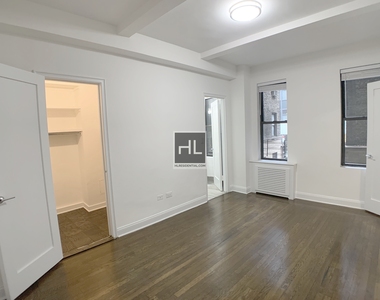 East 46 Street - Photo Thumbnail 3
