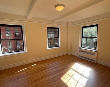 Christopher St - Photo Thumbnail 5