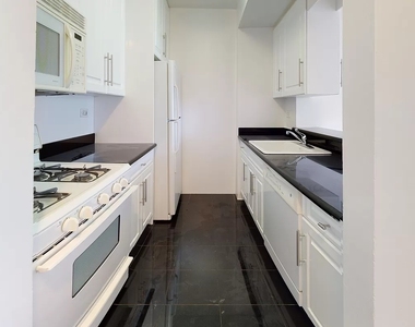 East 71st Street - Photo Thumbnail 5