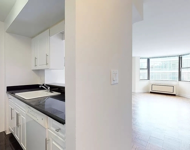 East 71st Street - Photo Thumbnail 6