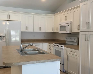 1425 5th Avenue - Photo Thumbnail 3