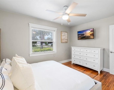 4202 W Palmira Avenue - Photo Thumbnail 12