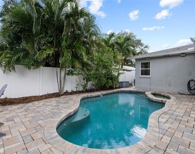 4202 W Palmira Avenue - Photo Thumbnail 4