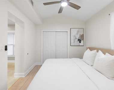 4202 W Palmira Avenue - Photo Thumbnail 16
