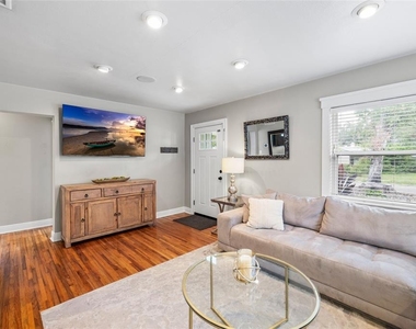 4202 W Palmira Avenue - Photo Thumbnail 6