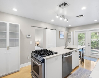 4202 W Palmira Avenue - Photo Thumbnail 9