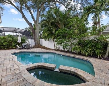 4202 W Palmira Avenue - Photo Thumbnail 3