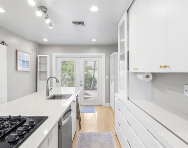 4202 W Palmira Avenue - Photo Thumbnail 10