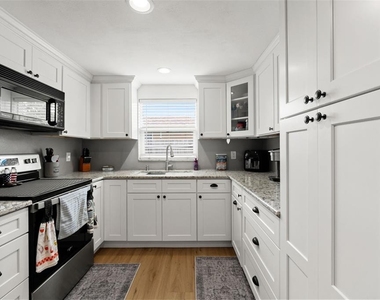 9135 Hermitage Lane - Photo Thumbnail 11