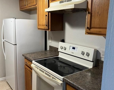 865 Sky Lake Circle - Photo Thumbnail 2