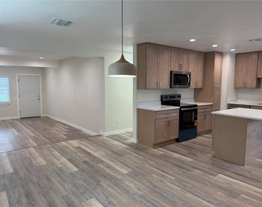 301 Lesesne Street - Photo Thumbnail 5