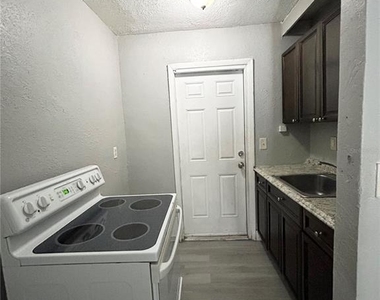 424 N Charles Street - Photo Thumbnail 3