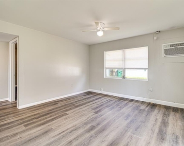 1327 W Point Drive - Photo Thumbnail 4