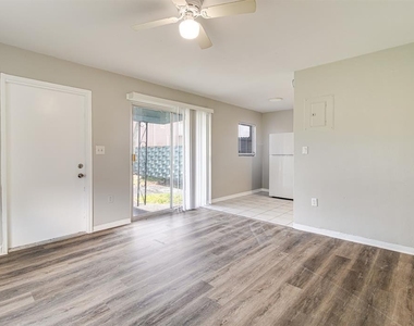 1327 W Point Drive - Photo Thumbnail 3