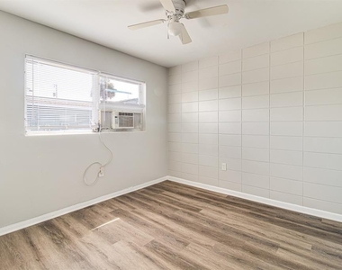 1327 W Point Drive - Photo Thumbnail 8