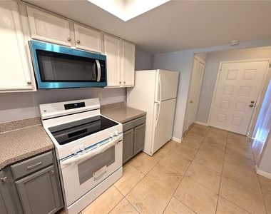 6306 Grand Bahama Circle - Photo Thumbnail 7