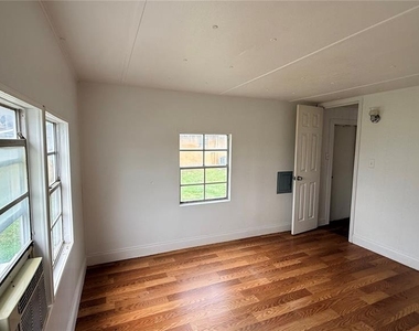 115 Whitfield Street - Photo Thumbnail 18