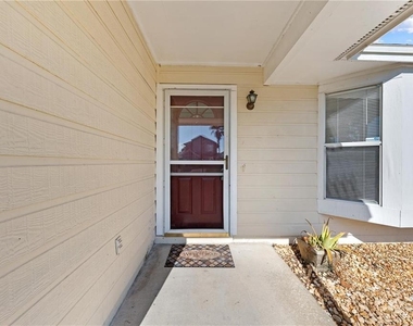 1094 Martin Boulevard - Photo Thumbnail 4