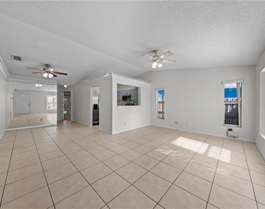 1094 Martin Boulevard - Photo Thumbnail 5