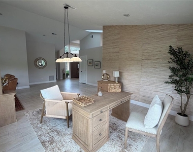 209 Bromely Circle - Photo Thumbnail 6