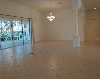 1233 Oak Forest Drive - Photo Thumbnail 7