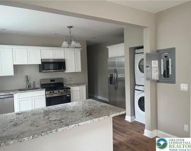 139 Main Street - Photo Thumbnail 4