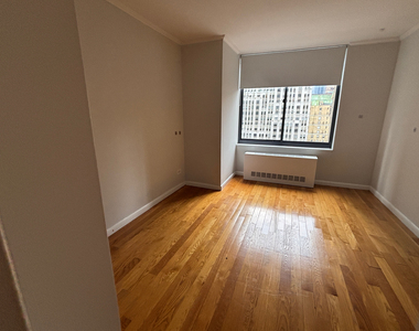 West 48th Street - Photo Thumbnail 5