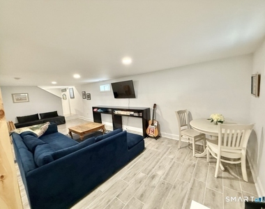 39 Edgefield Avenue - Photo Thumbnail 24
