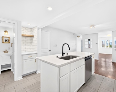 204 E Jefferson St - Photo Thumbnail 3