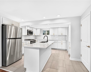 204 E Jefferson St - Photo Thumbnail 2