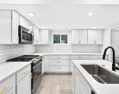 204 E Jefferson St - Photo Thumbnail 1
