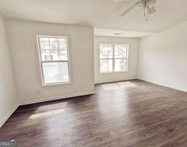 2073 Executive Drive - Photo Thumbnail 16