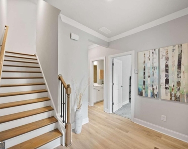 504 Hampton Crossing - Photo Thumbnail 2