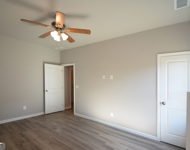 1812 Jessica Way - Photo Thumbnail 28