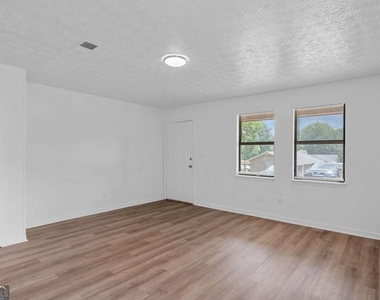 113 Tanglewood Drive - Photo Thumbnail 3