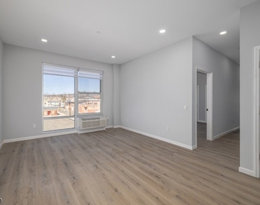 208 W 7th St - Photo Thumbnail 3
