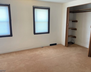 32 Willow Ave - Photo Thumbnail 6