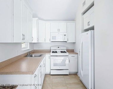 109 W Pompano Way - Photo Thumbnail 5