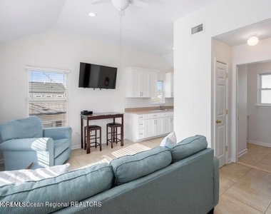 109 W Pompano Way - Photo Thumbnail 2