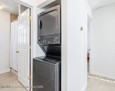 109 W Pompano Way - Photo Thumbnail 4