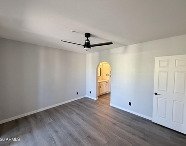 750 E Northern Avenue - Photo Thumbnail 14