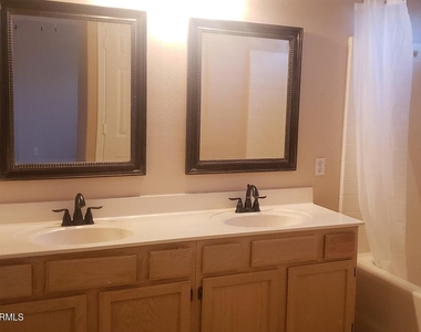 1343 E Angela Drive - Photo Thumbnail 5
