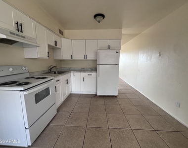 8321 N 61st Avenue - Photo Thumbnail 4