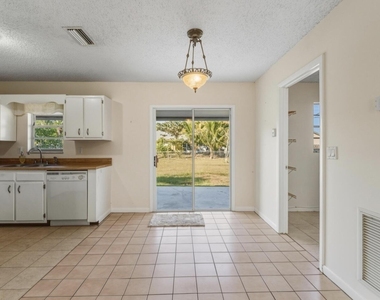 307 Se Husted Terrace - Photo Thumbnail 5
