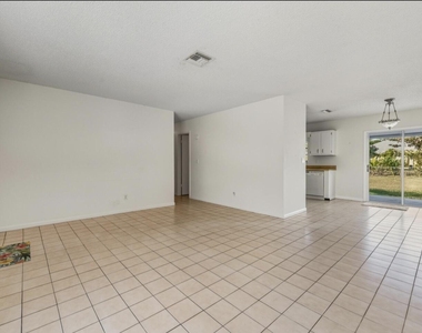 307 Se Husted Terrace - Photo Thumbnail 1