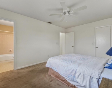 307 Se Husted Terrace - Photo Thumbnail 7