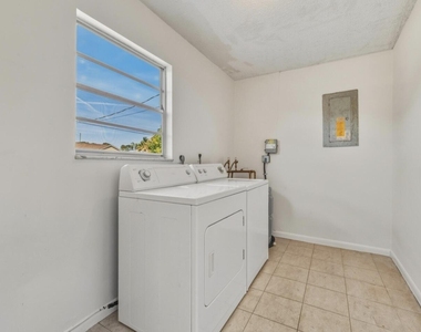 307 Se Husted Terrace - Photo Thumbnail 6