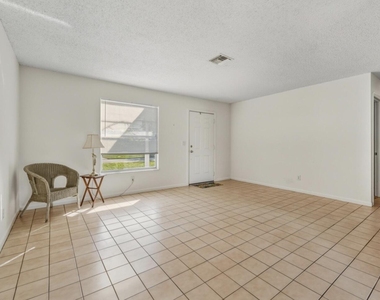 307 Se Husted Terrace - Photo Thumbnail 2