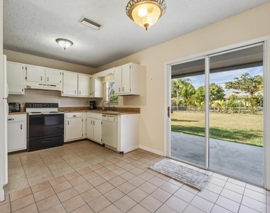 307 Se Husted Terrace - Photo Thumbnail 3